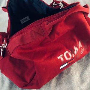 Tommy Hilfiger bag with extension, ideal for traveling, gym.
